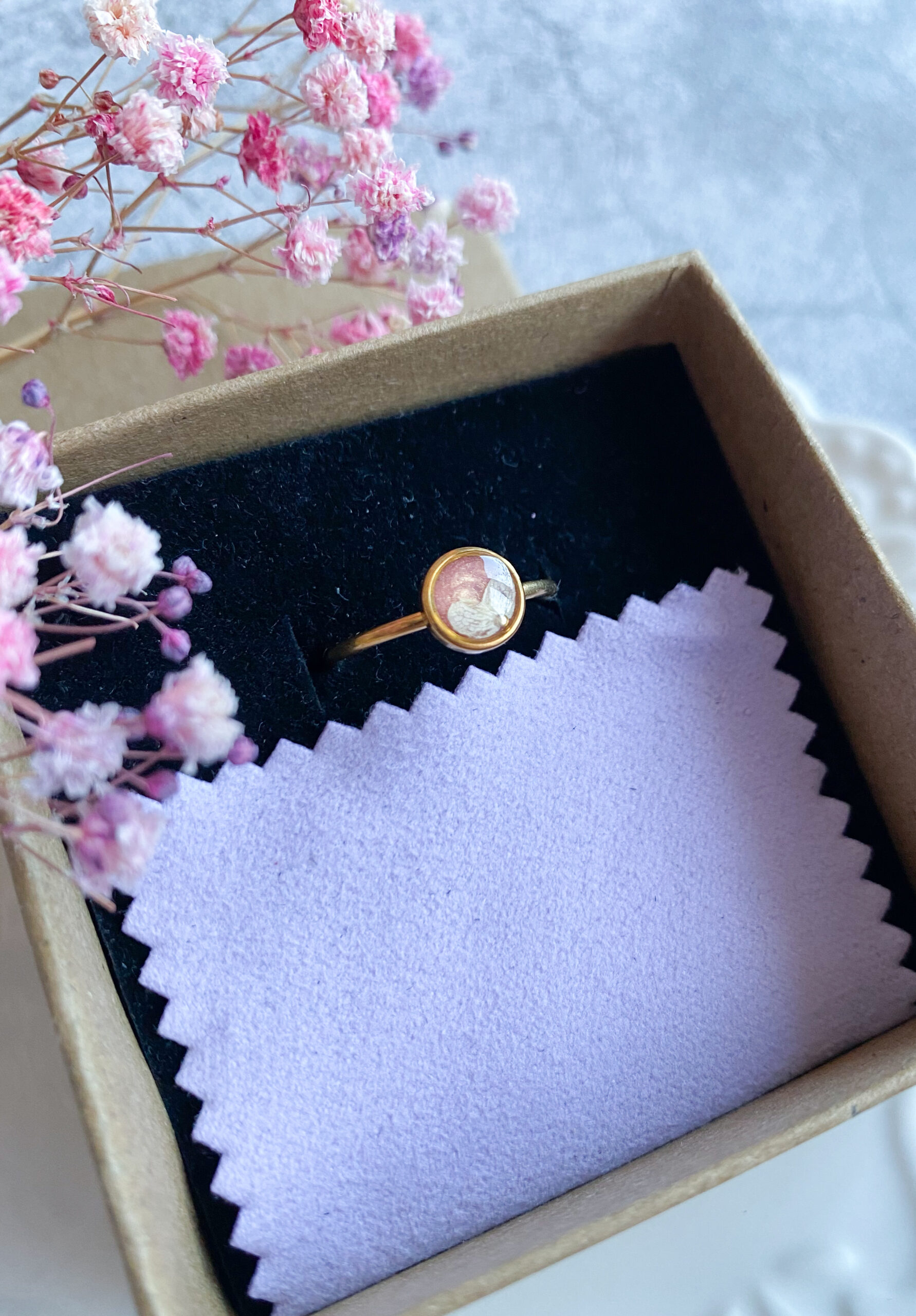 Pierścionek z białą hortensją