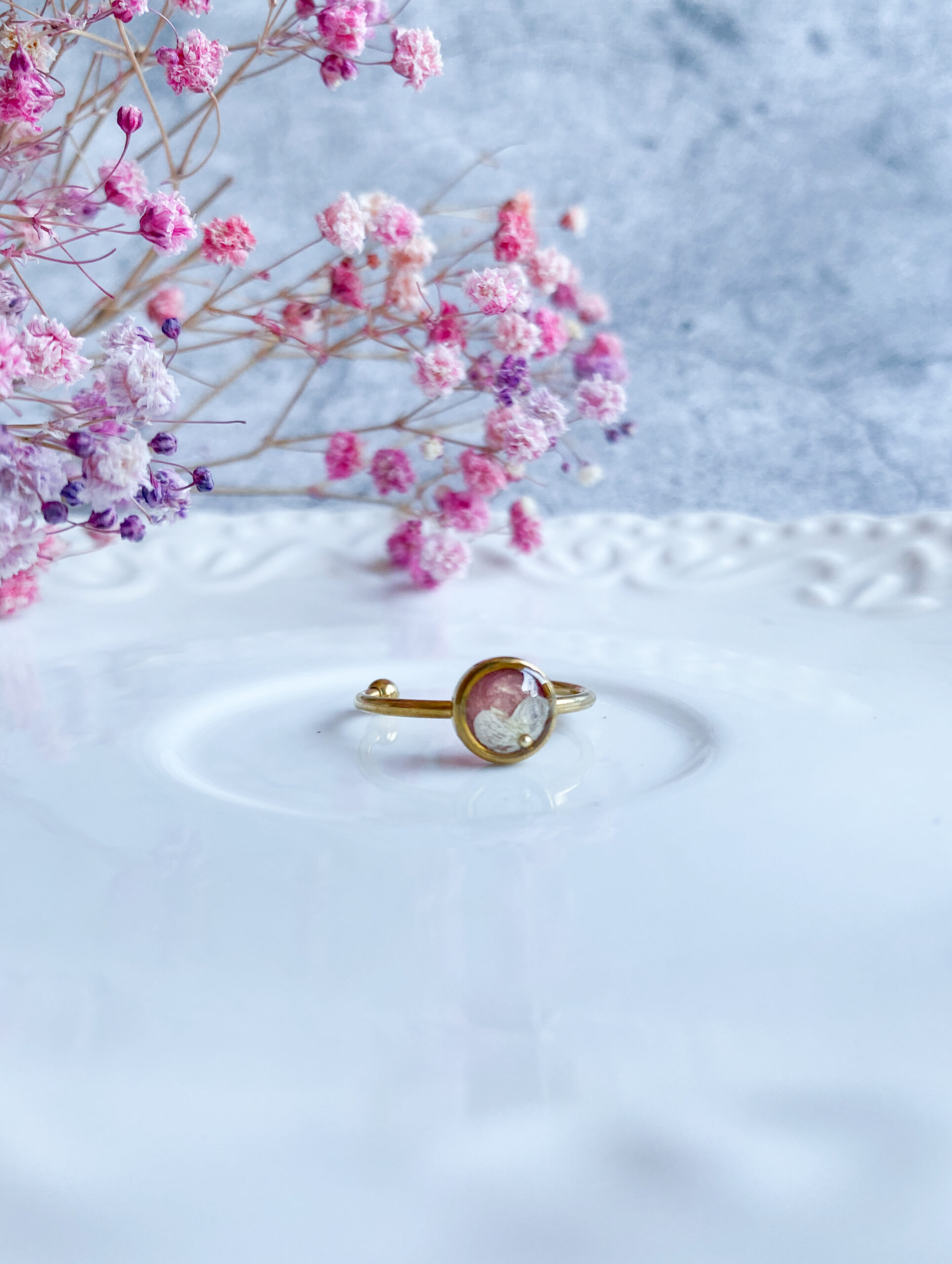 Pierścionek z białą hortensją - obrazek 4