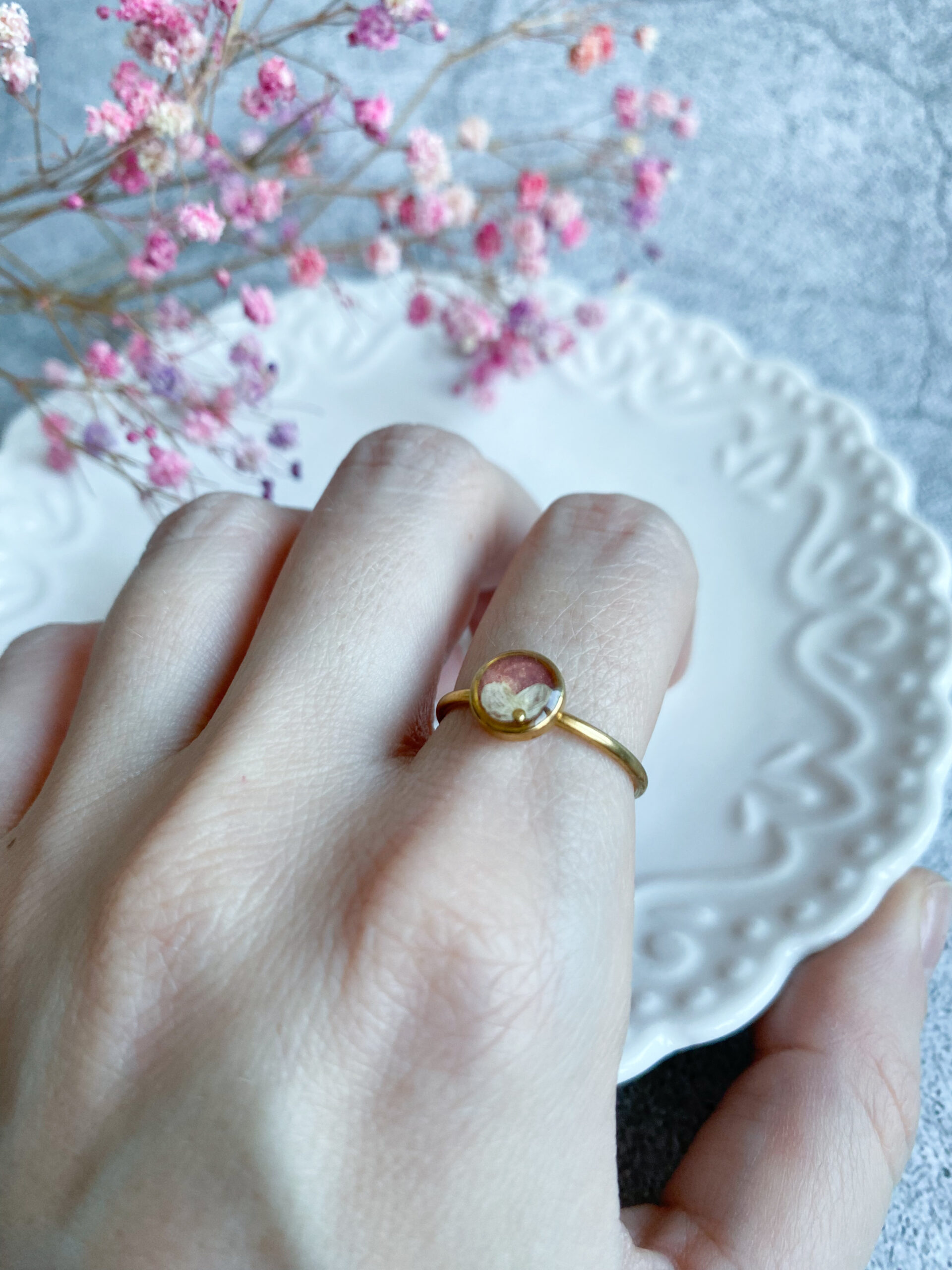 Pierścionek z białą hortensją - obrazek 5