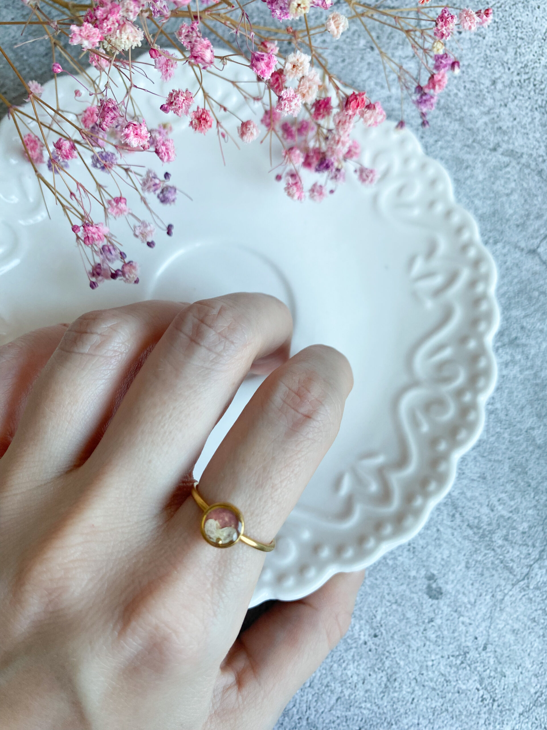 Pierścionek z białą hortensją - obrazek 6