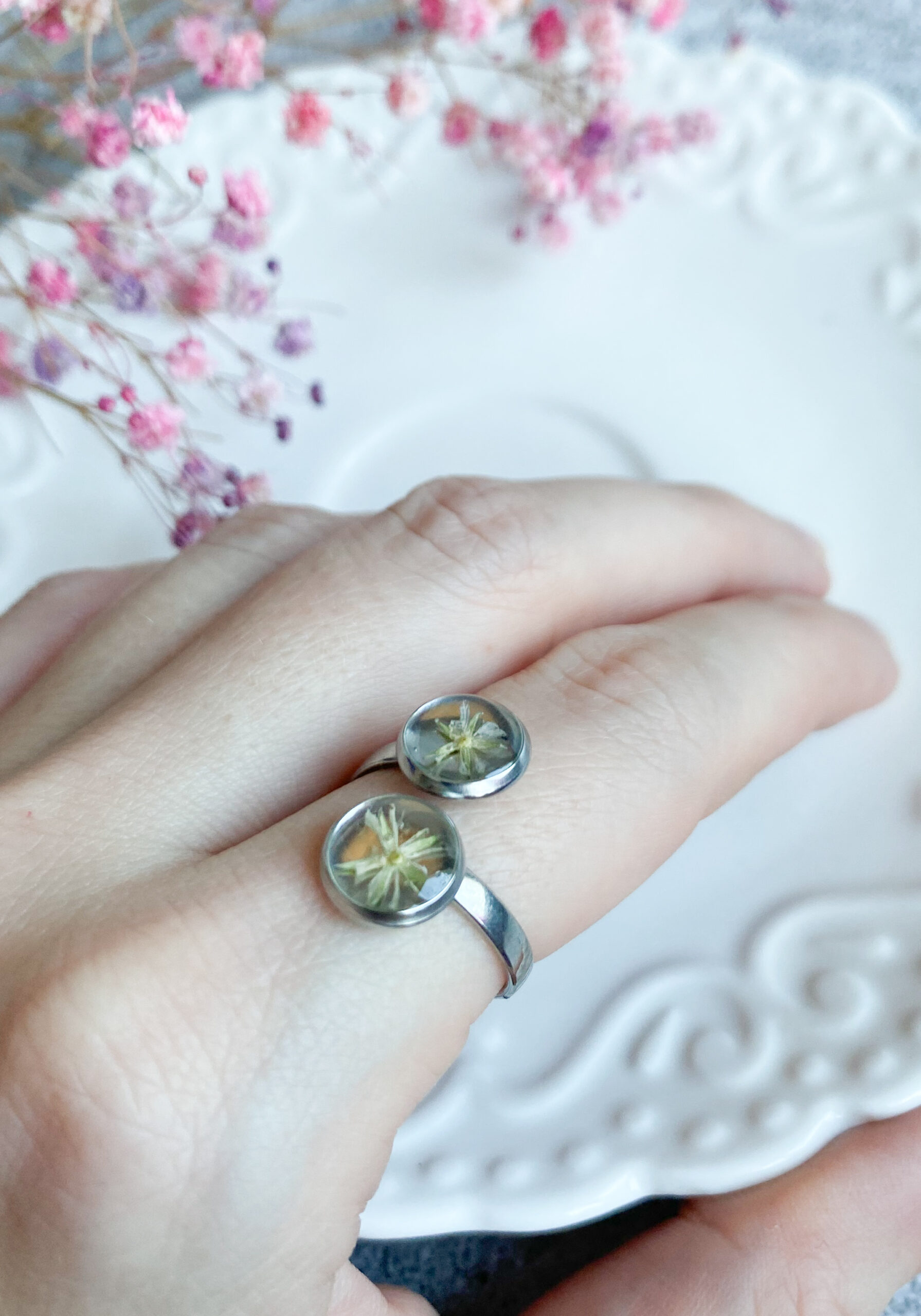 Pierścionek z białym kwiatem - obrazek 8