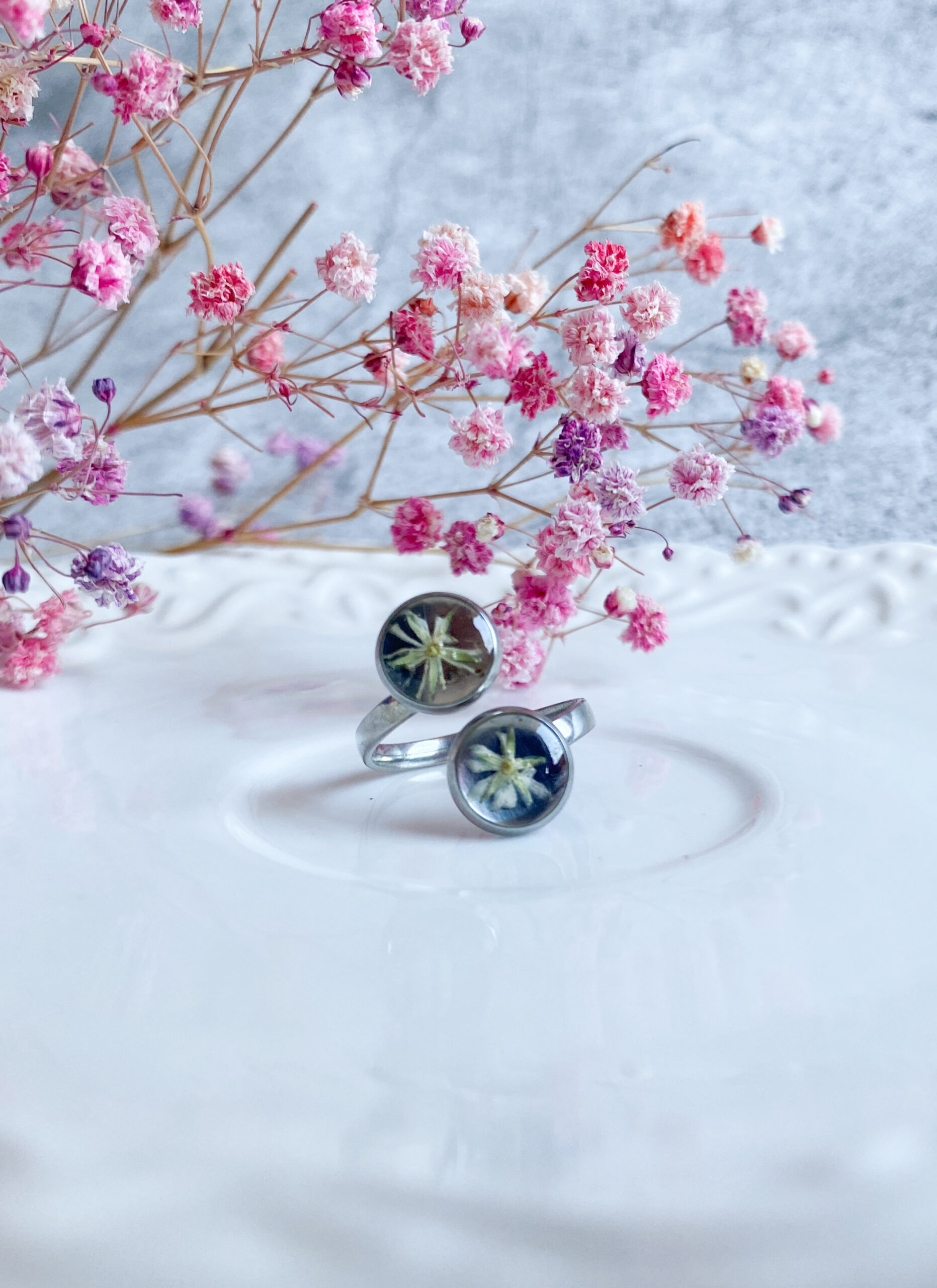 Pierścionek z białym kwiatem - obrazek 5