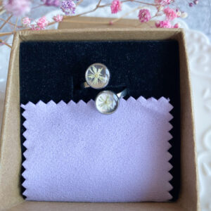 Pierścionek z białym kwiatem