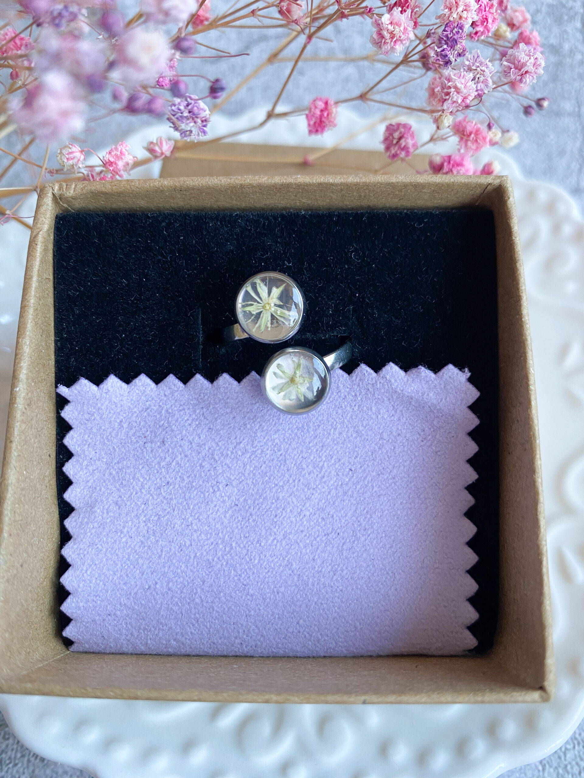 Pierścionek z białym kwiatem