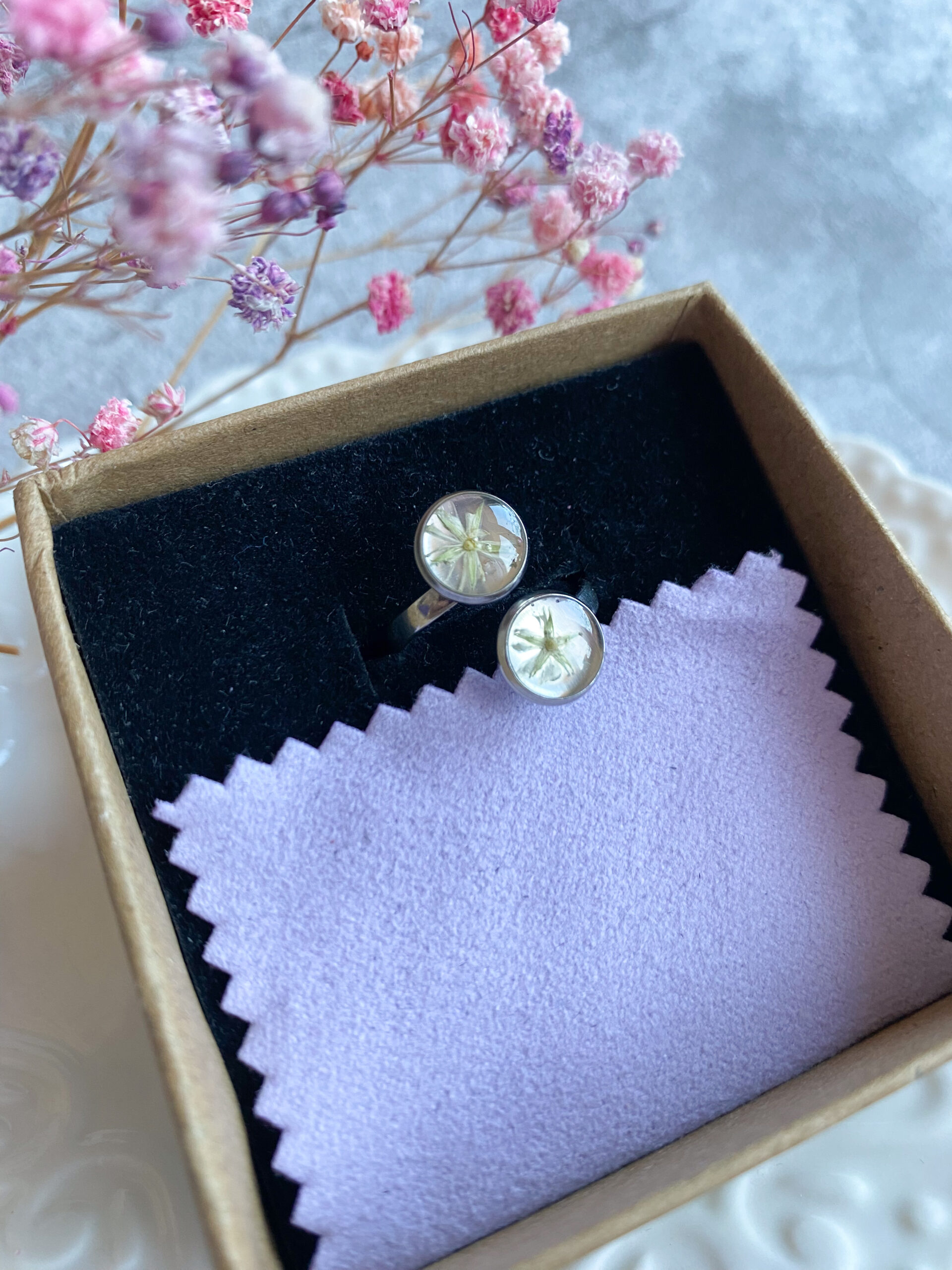 Pierścionek z białym kwiatem - obrazek 3