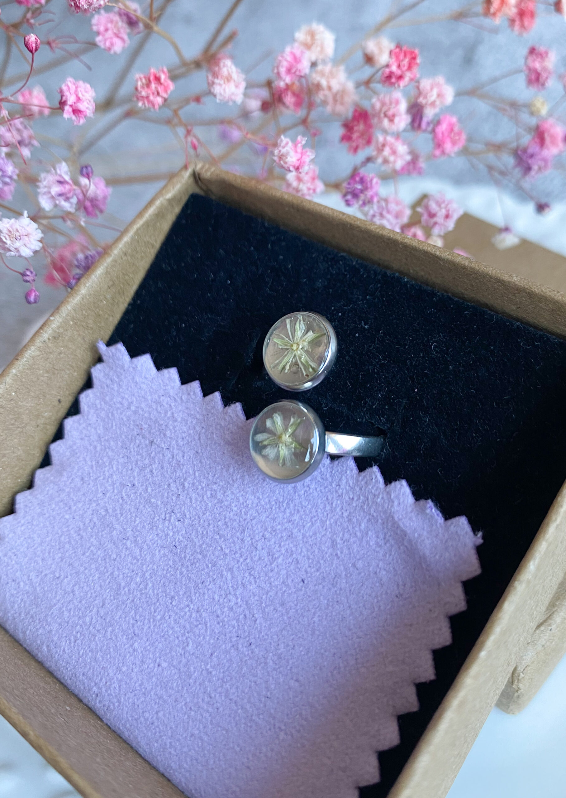 Pierścionek z białym kwiatem - obrazek 2