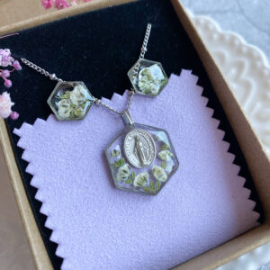 Zestaw z białą gipsówką i medalikiem