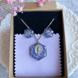 Zestaw z kwiatem marchwii i medalikiem