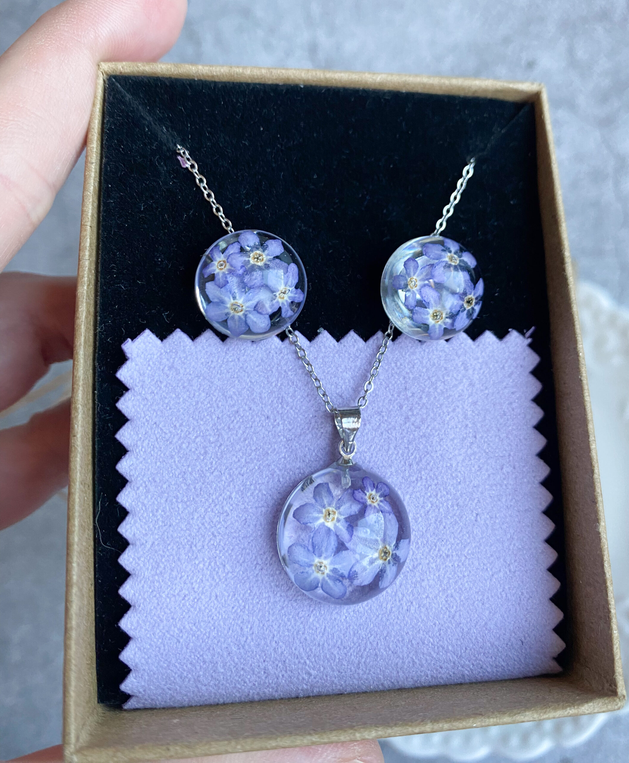 Zestaw z niezapominajkami zawieszka i kolczyki - obrazek 2