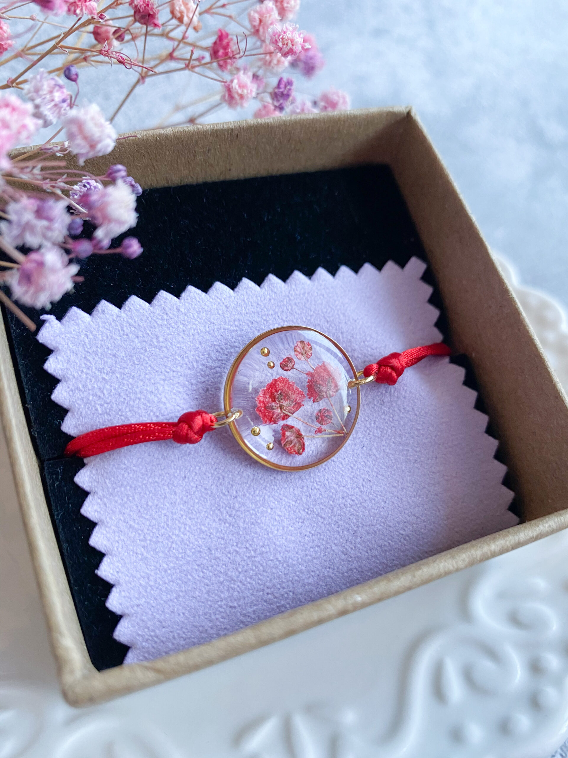 Bransoletka z czerwoną gipsówką