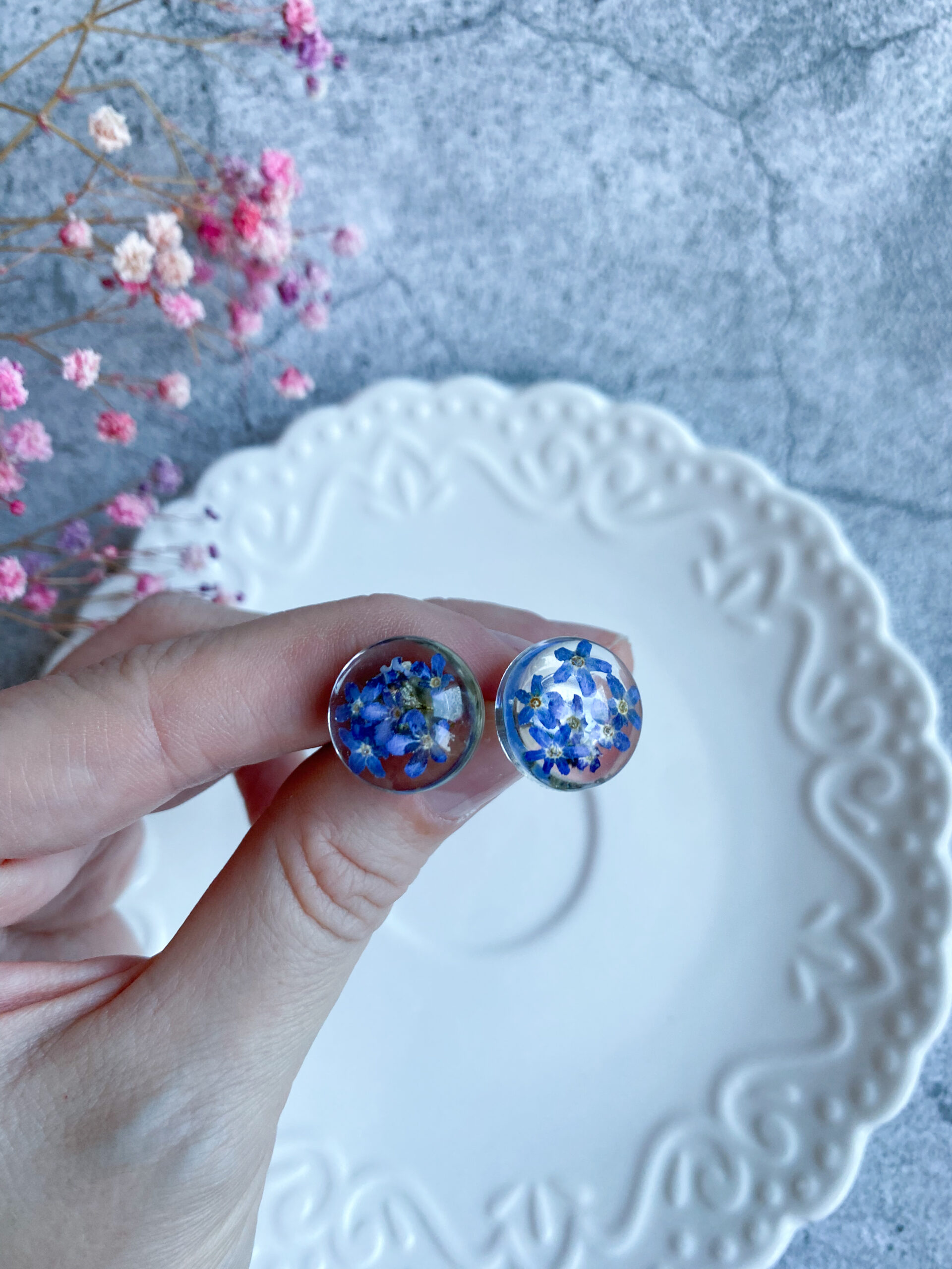 Kolczyki wkrętki z niezapominajkami - obrazek 2