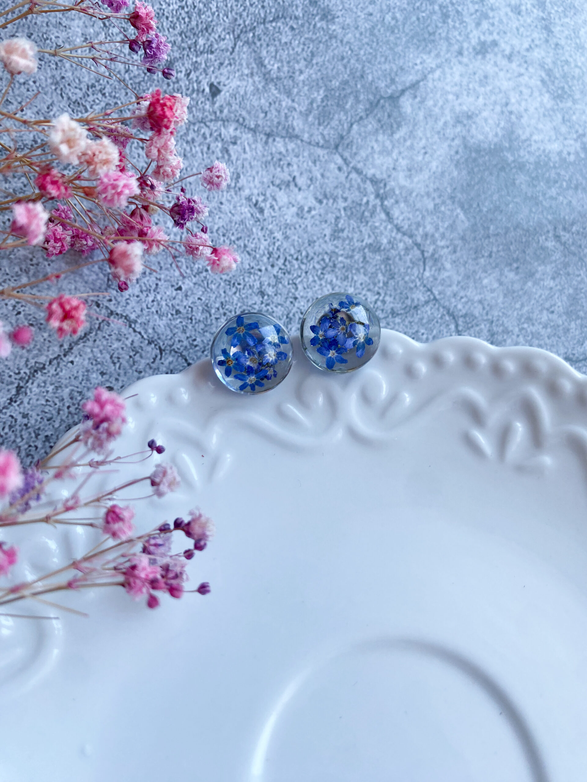 Kolczyki wkrętki z niezapominajkami - obrazek 3