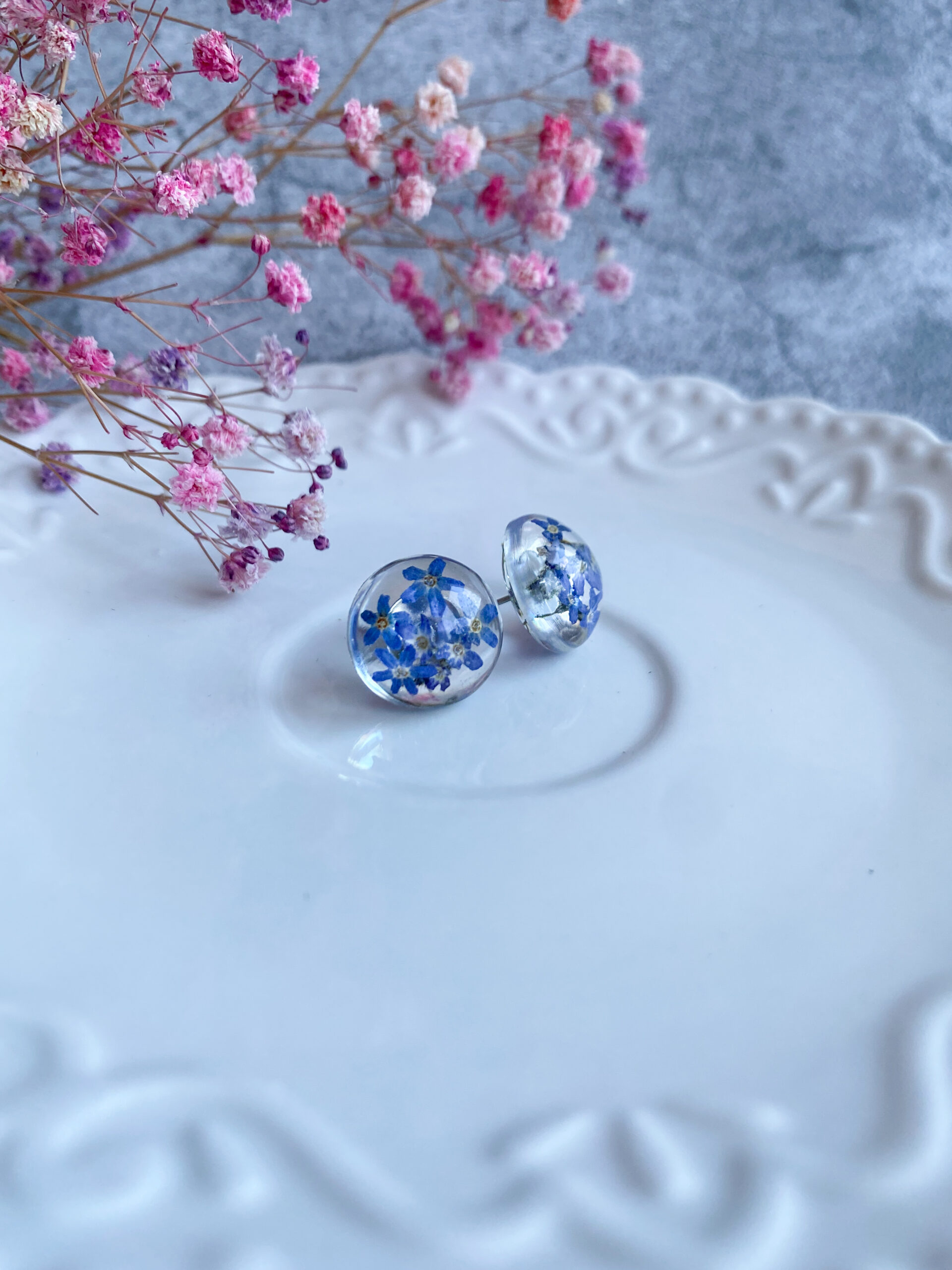 Kolczyki wkrętki z niezapominajkami - obrazek 4