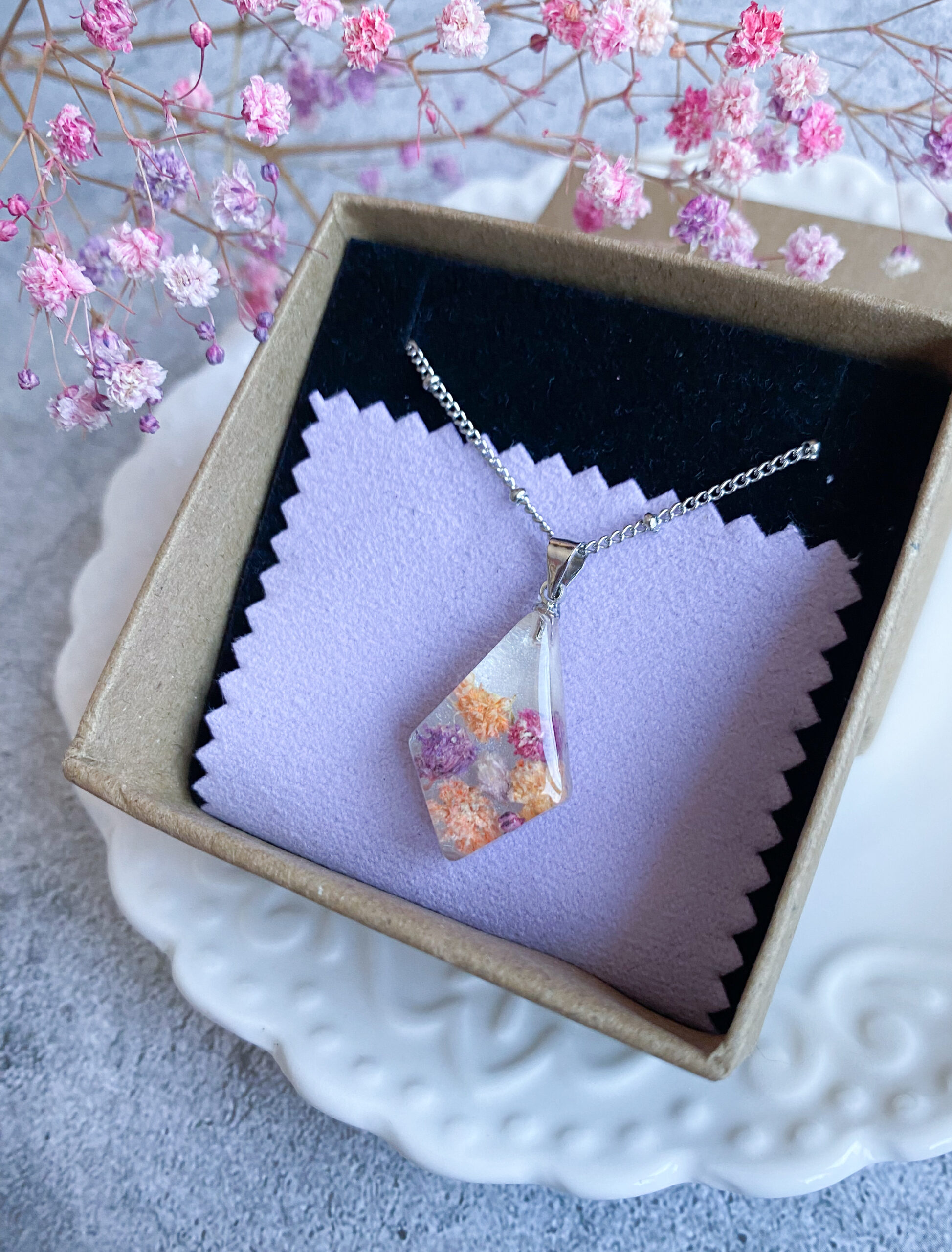 Zawieszka z kolorową gipsówką