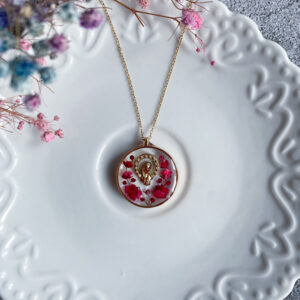 Zawieszka z malinową gipsówką i medalikiem