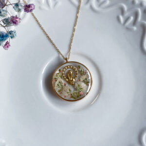 Zawieszka z białą gipsówką i medalikiem