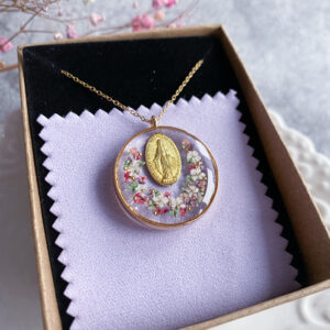 Zawieszka z kolorową marchwią i medalikiem