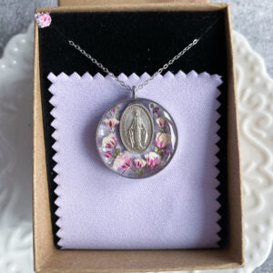 Zawieszka z różową gipsówką i medalikiem