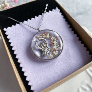 Zawieszka z wrzosem i kwiatem marchwi