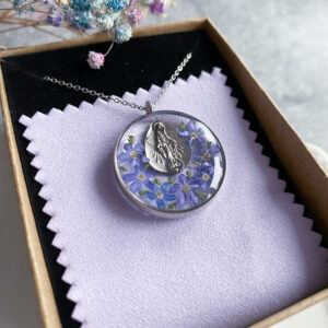 Zawieszka z niezapominajkami i medalikiem