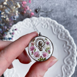 Zawieszka z różową gipsówką i medalikiem II