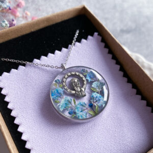 Zawieszka z niebieską gipsówką i medalikiem