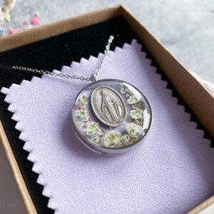 Zawieszka z białą gipsówką i medalikiem III