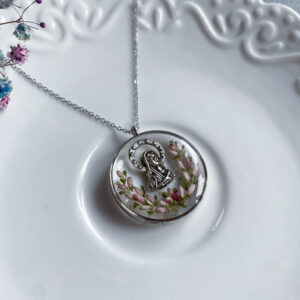 Zawieszka z różowym wrzosem i medalikiem