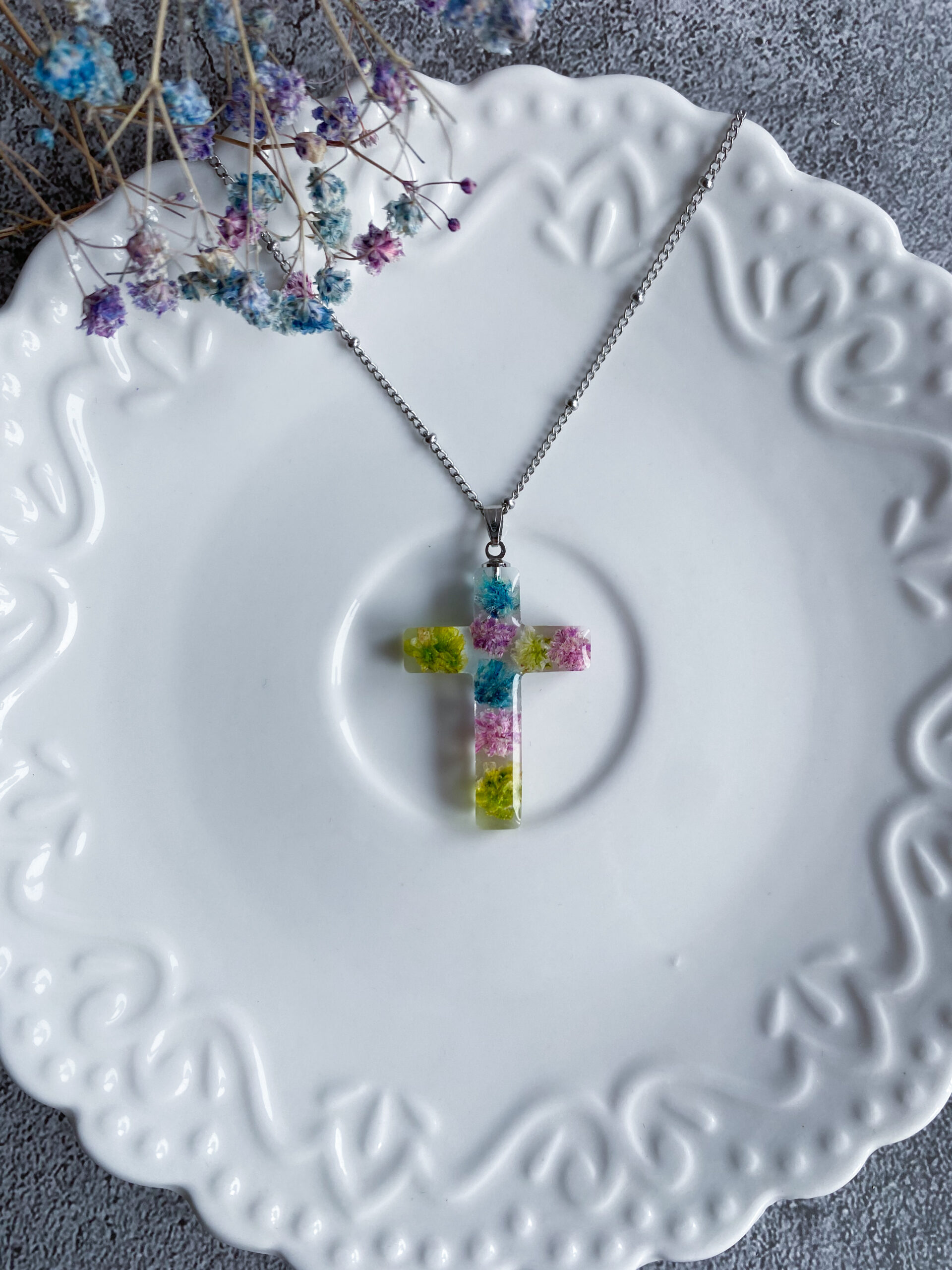 Zawieszka krzyżyk z kolorową gipsówką - obrazek 6