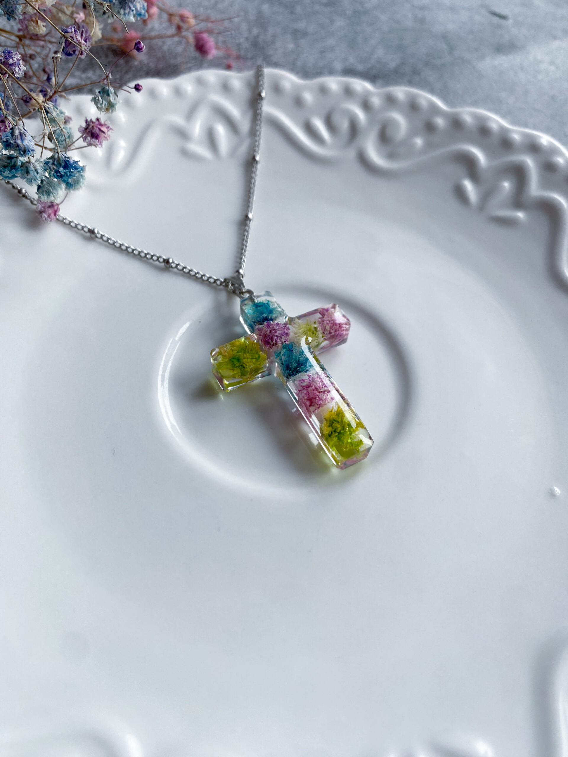 Zawieszka krzyżyk z kolorową gipsówką - obrazek 5