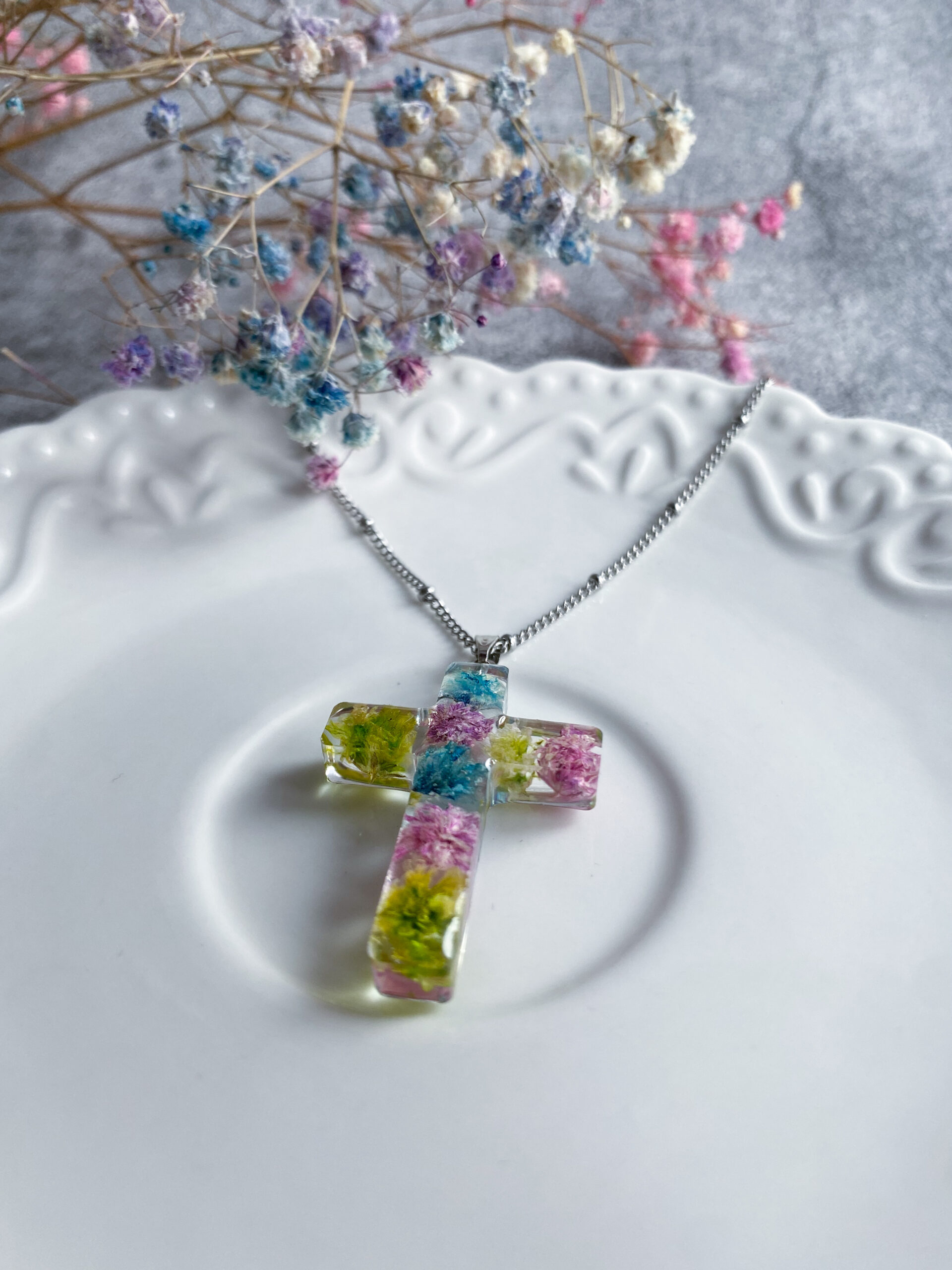 Zawieszka krzyżyk z kolorową gipsówką - obrazek 4