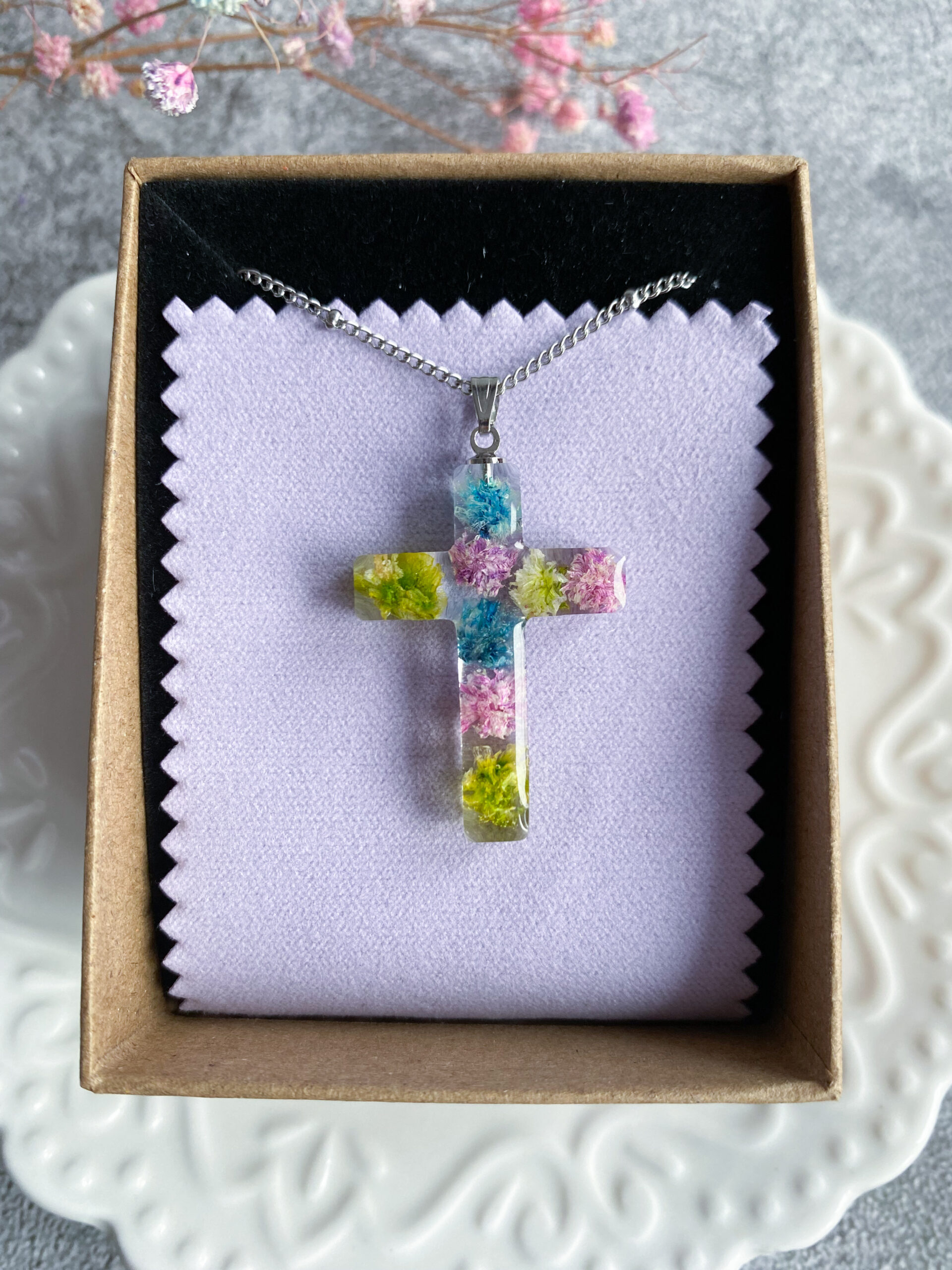 Zawieszka krzyżyk z kolorową gipsówką - obrazek 3