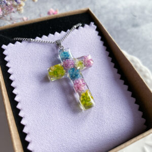 Zawieszka krzyżyk z kolorową gipsówką