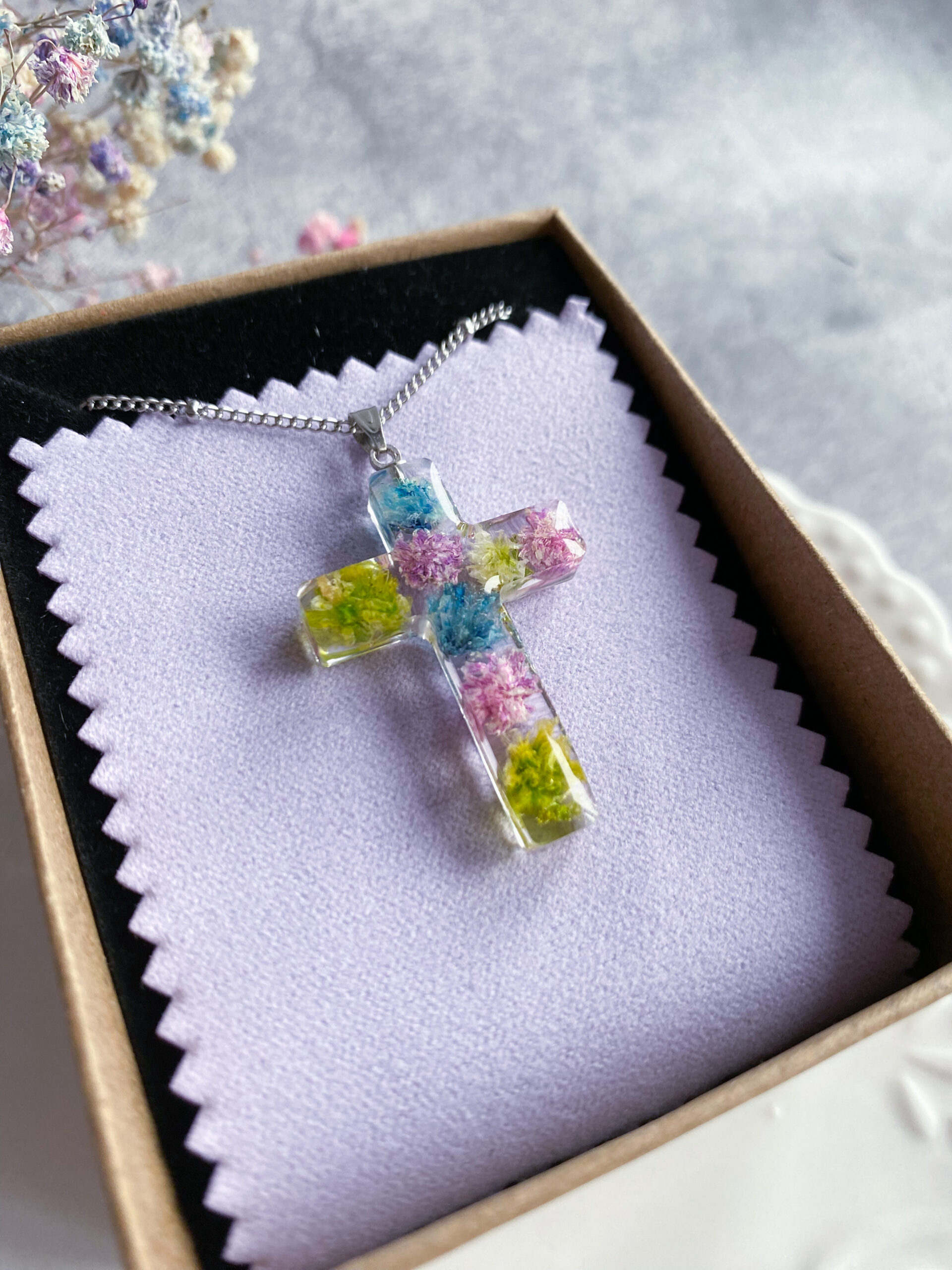 Zawieszka krzyżyk z kolorową gipsówką