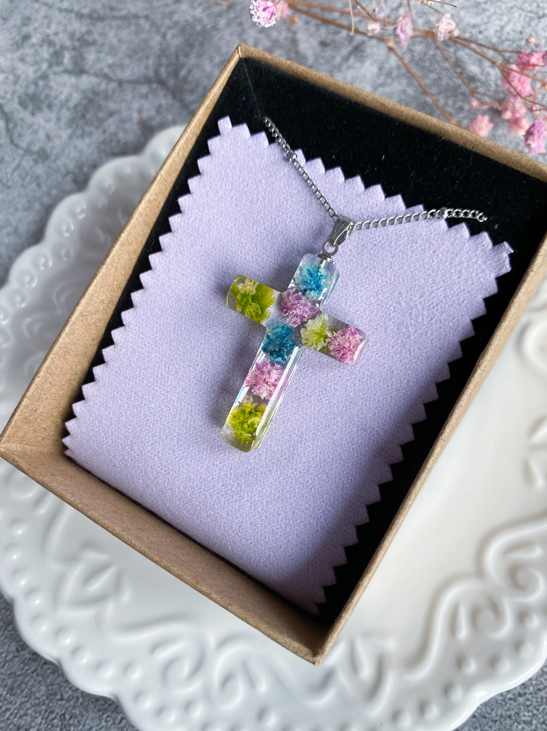 Zawieszka krzyżyk z kolorową gipsówką - obrazek 2