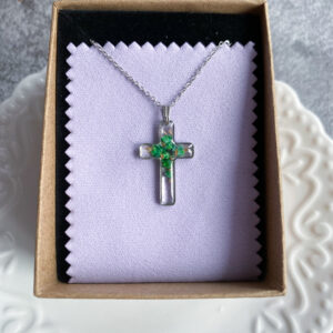 Zawieszka krzyżyk z zieloną gipsówką