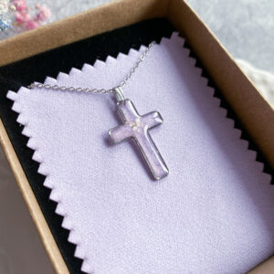 Zawieszka krzyżyk z marchwią na wrzosowym tle