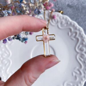 Zawieszka krzyżyk z różowym kwiatem